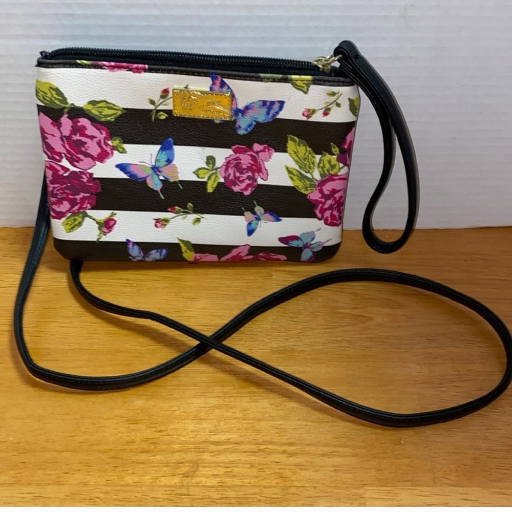 ✨Betsey Johnson Wristlet & Crossbody✨🌹🌹HOST PICK✨✨✨